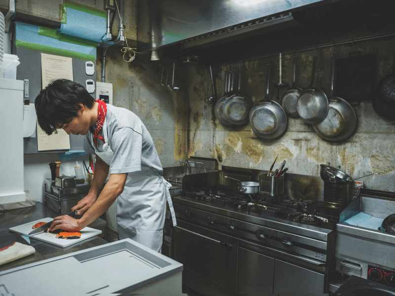 Bàn Sơ Chế - Vệ Sinh, An Toàn và Hiệu Quả (Prep Tables - Hygiene, Safety, and Efficiency)