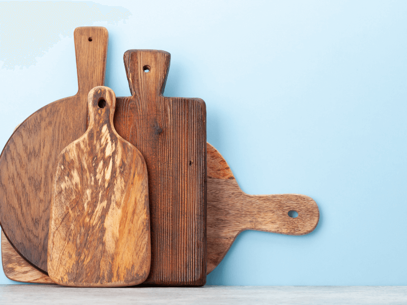 2. Làm thế nào để vệ sinh thớt bị jména thức ăn? (How to clean a cutting board with food stains?)