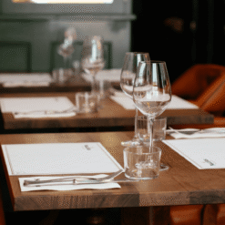 Ly Chân Cao (Stemmed Glass): Nét Tinh Tế Cho Trải Nghiệm Ẩm Thực Chuyên Nghiệp