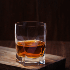 Ly Whisky: Nâng Tầm Trải Nghiệm Thưởng Thức Rượu Mạnh