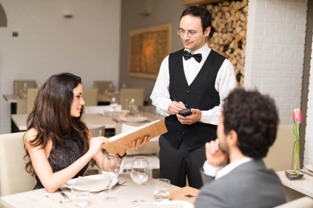 Đào Tạo Liên Tục và Phát Triển Nghề Nghiệp Nhà Hàng Phân tích thị trường và đối thủ cạnh tranh nhà hàng